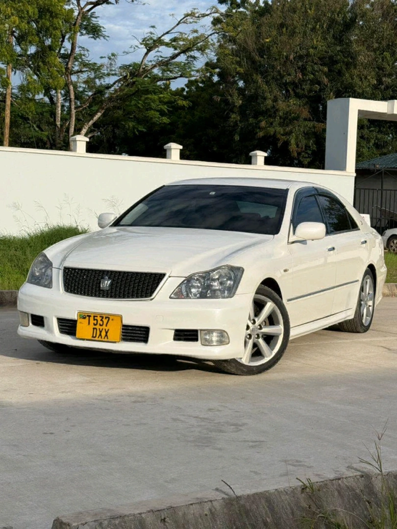 Toyota Crown Athlete 2006 Pearl White Sedan thumbnail 2