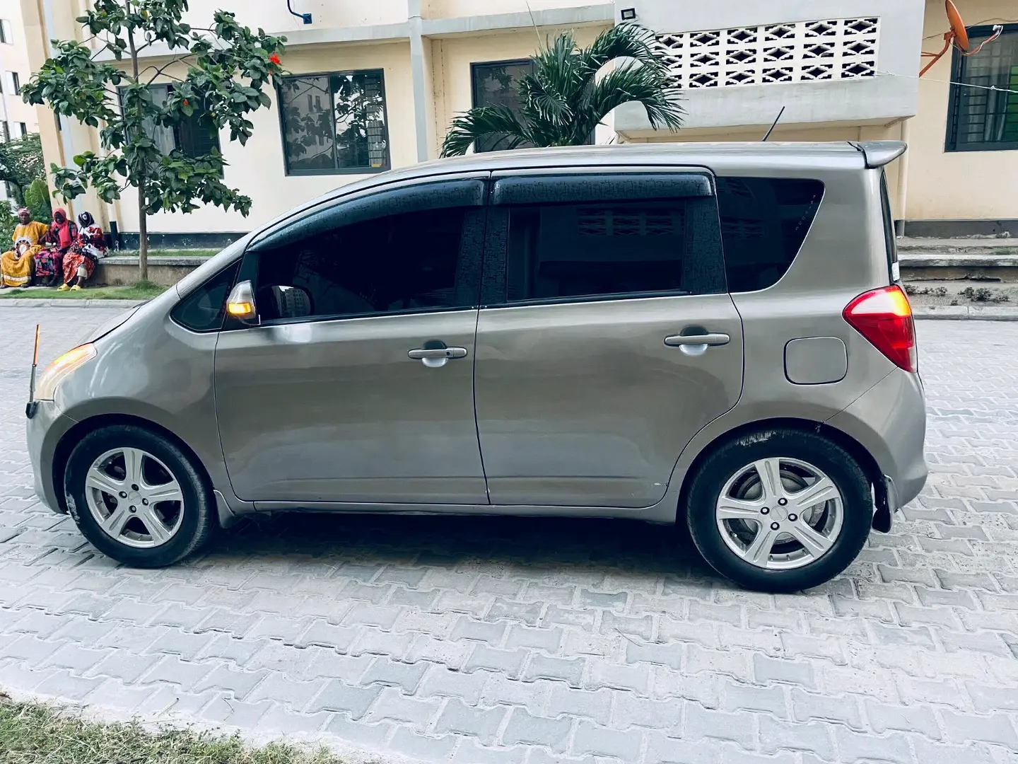 Toyota Ractis 2006 Grey Hatchback thumbnail 3