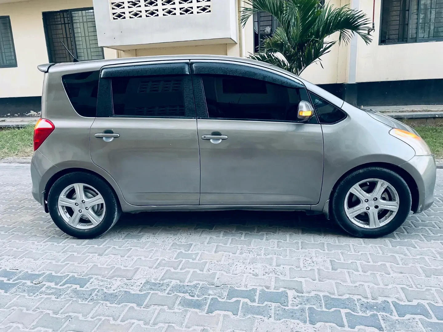 Toyota Ractis 2006 Grey Hatchback thumbnail 4