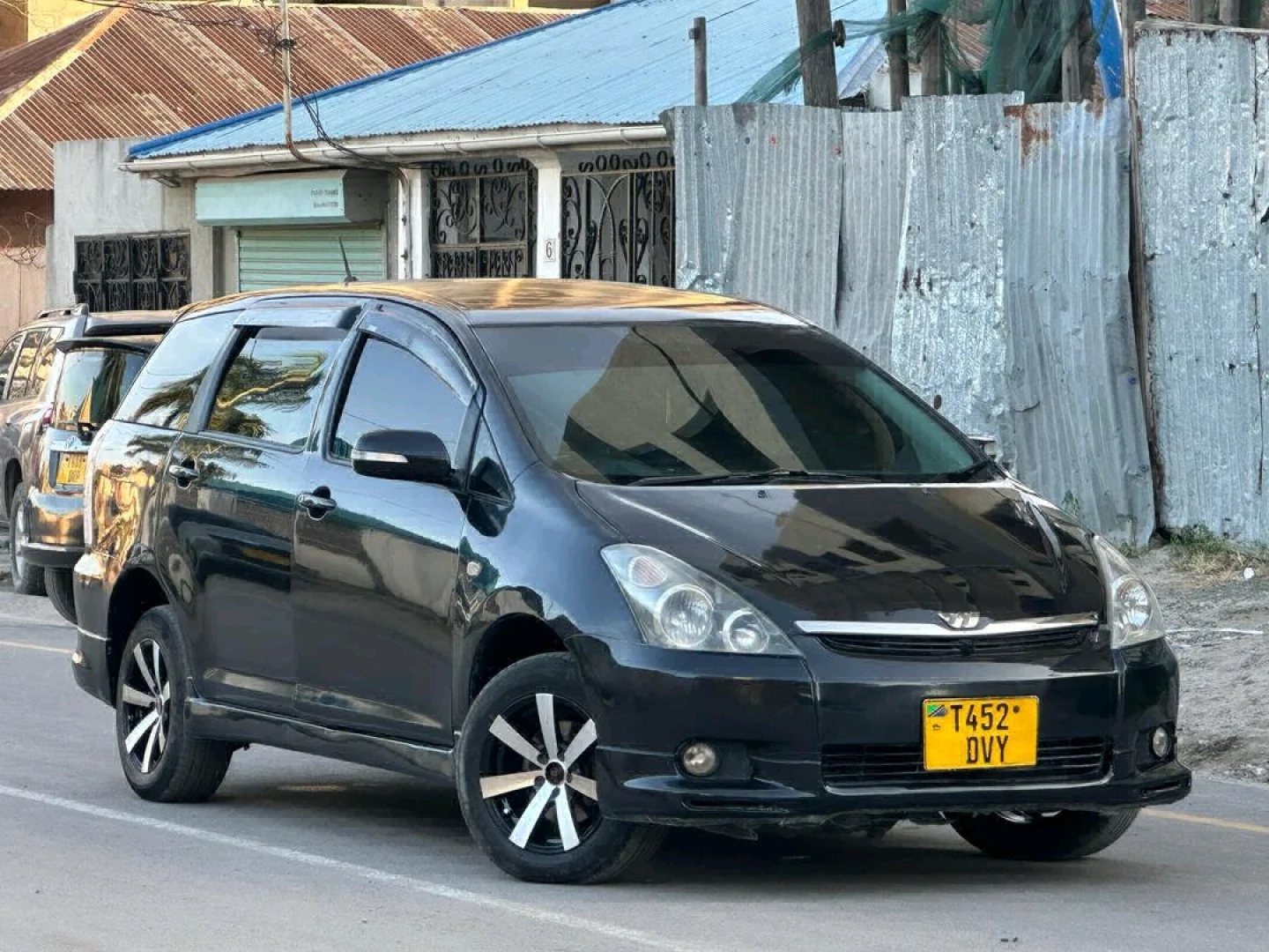 Toyota Wish 2006 Black Minivan (Reg DVY) thumbnail 2