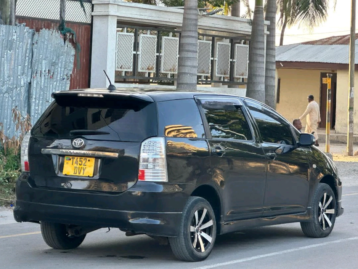 Toyota Wish 2006 Black Minivan (Reg DVY) thumbnail 5