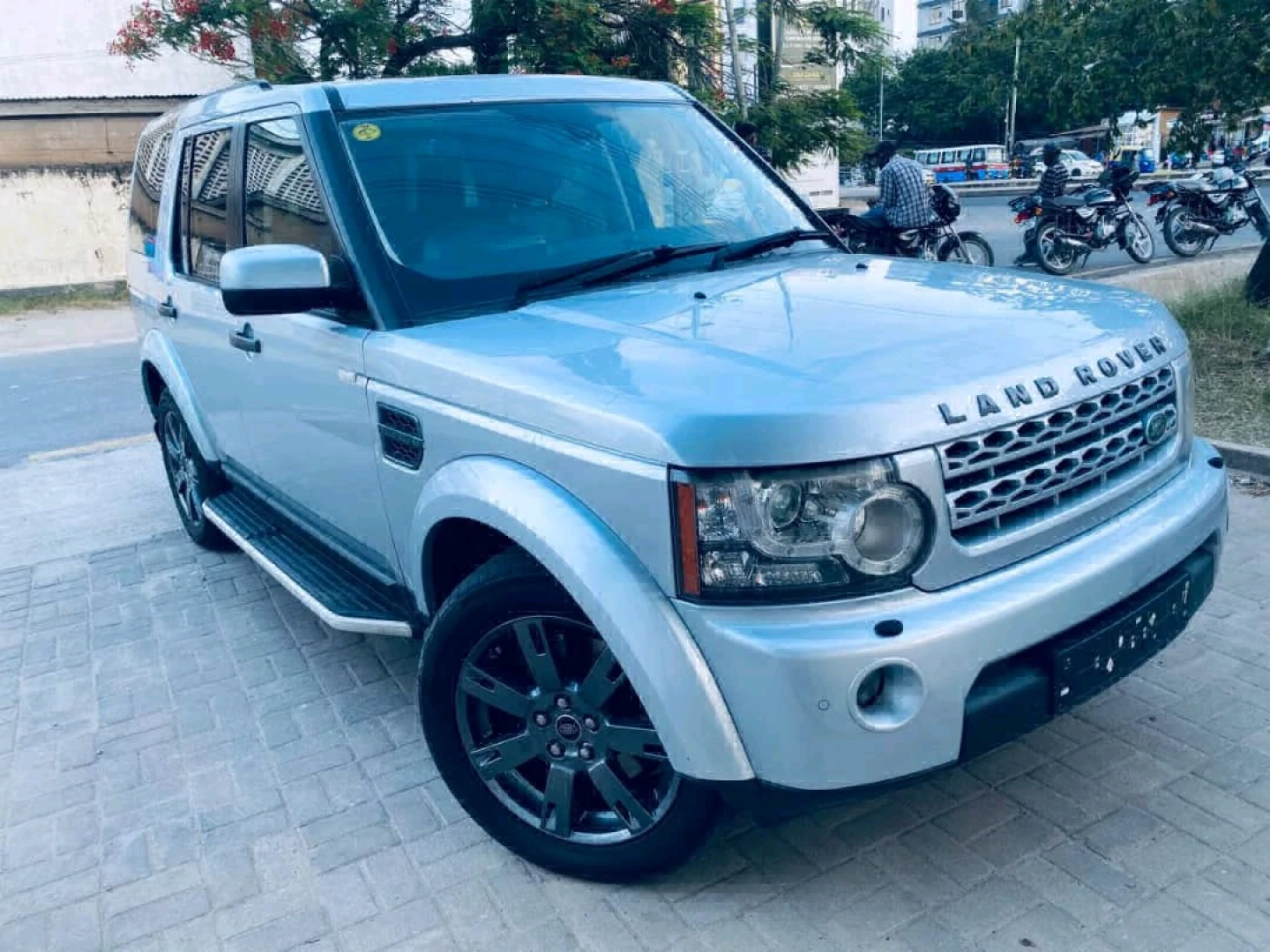 Land Rover Discovery 4 HSE SDV6 2011 (TZS 65M) thumbnail 2
