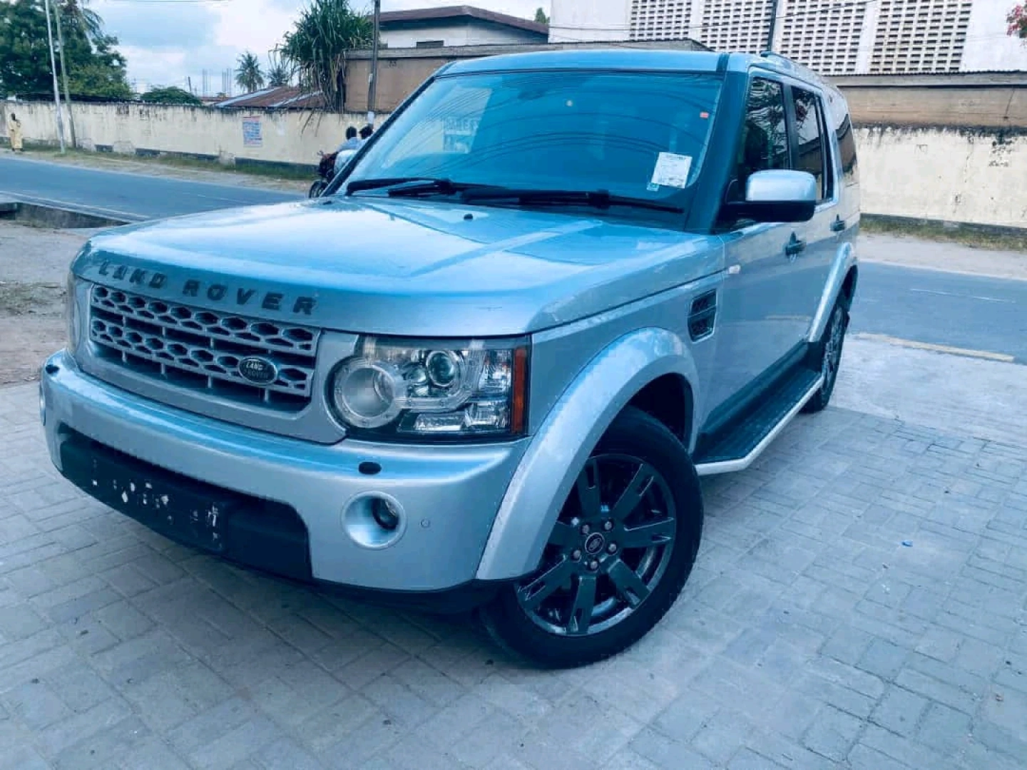 Land Rover Discovery 4 HSE SDV6 2011 (TZS 65M) thumbnail 3