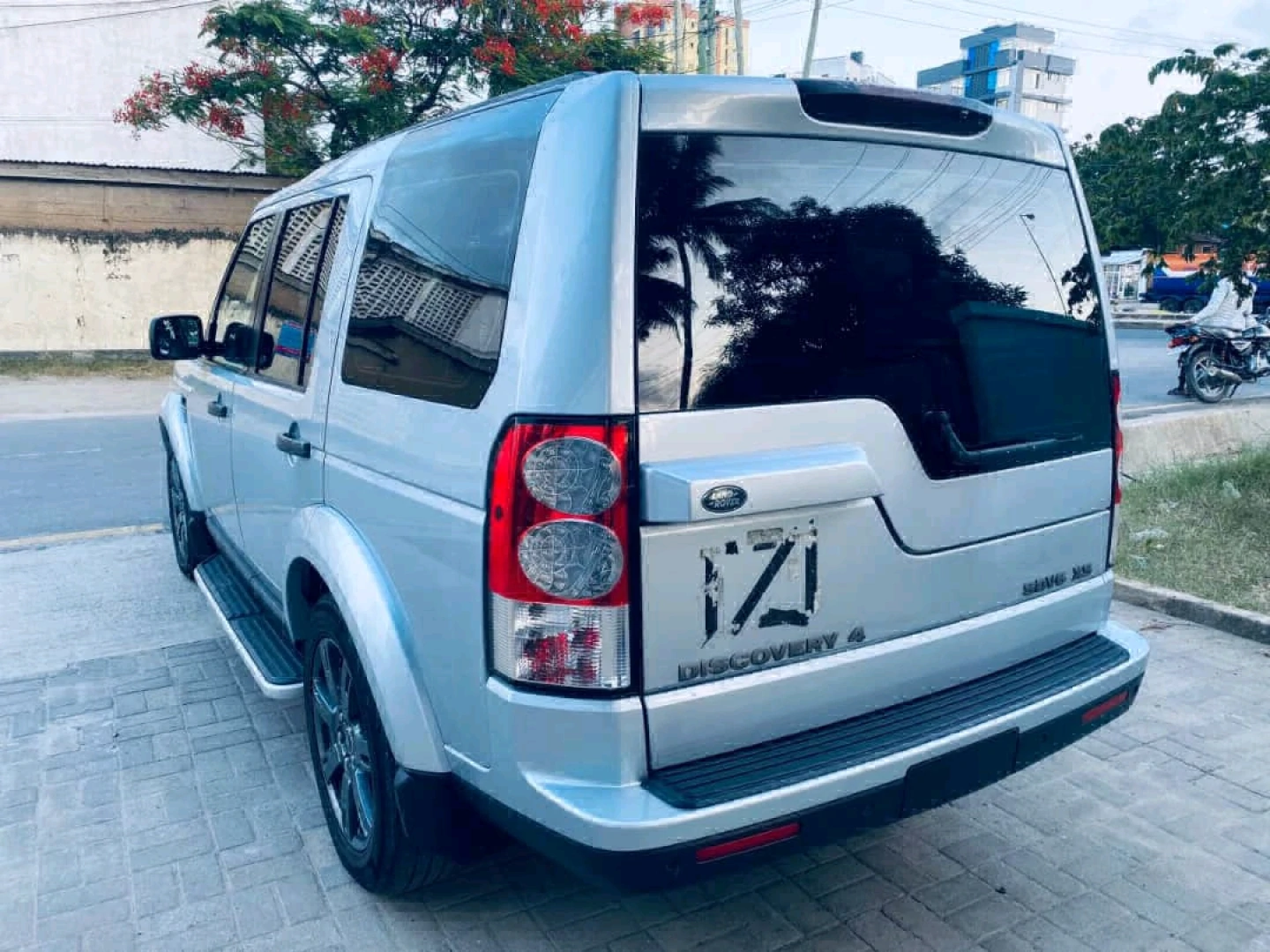 Land Rover Discovery 4 HSE SDV6 2011 (TZS 65M) thumbnail 4