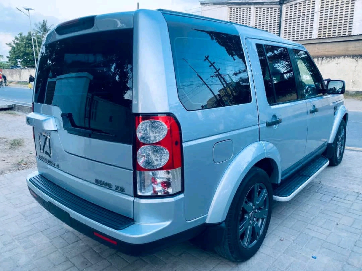 Land Rover Discovery 4 HSE SDV6 2011 (TZS 65M) thumbnail 5