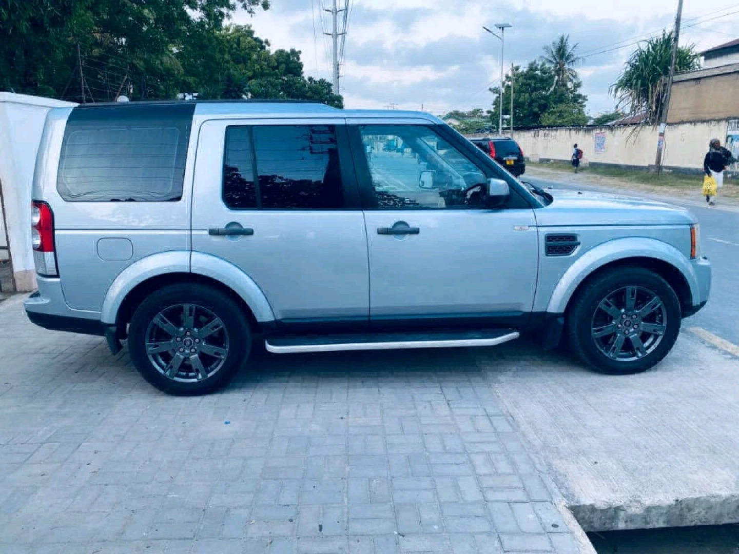 Land Rover Discovery 4 HSE SDV6 2011 (TZS 65M) thumbnail 6