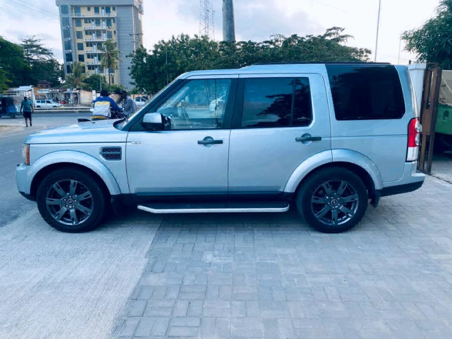 Land Rover Discovery 4 HSE SDV6 2011 (TZS 65M) thumbnail 7