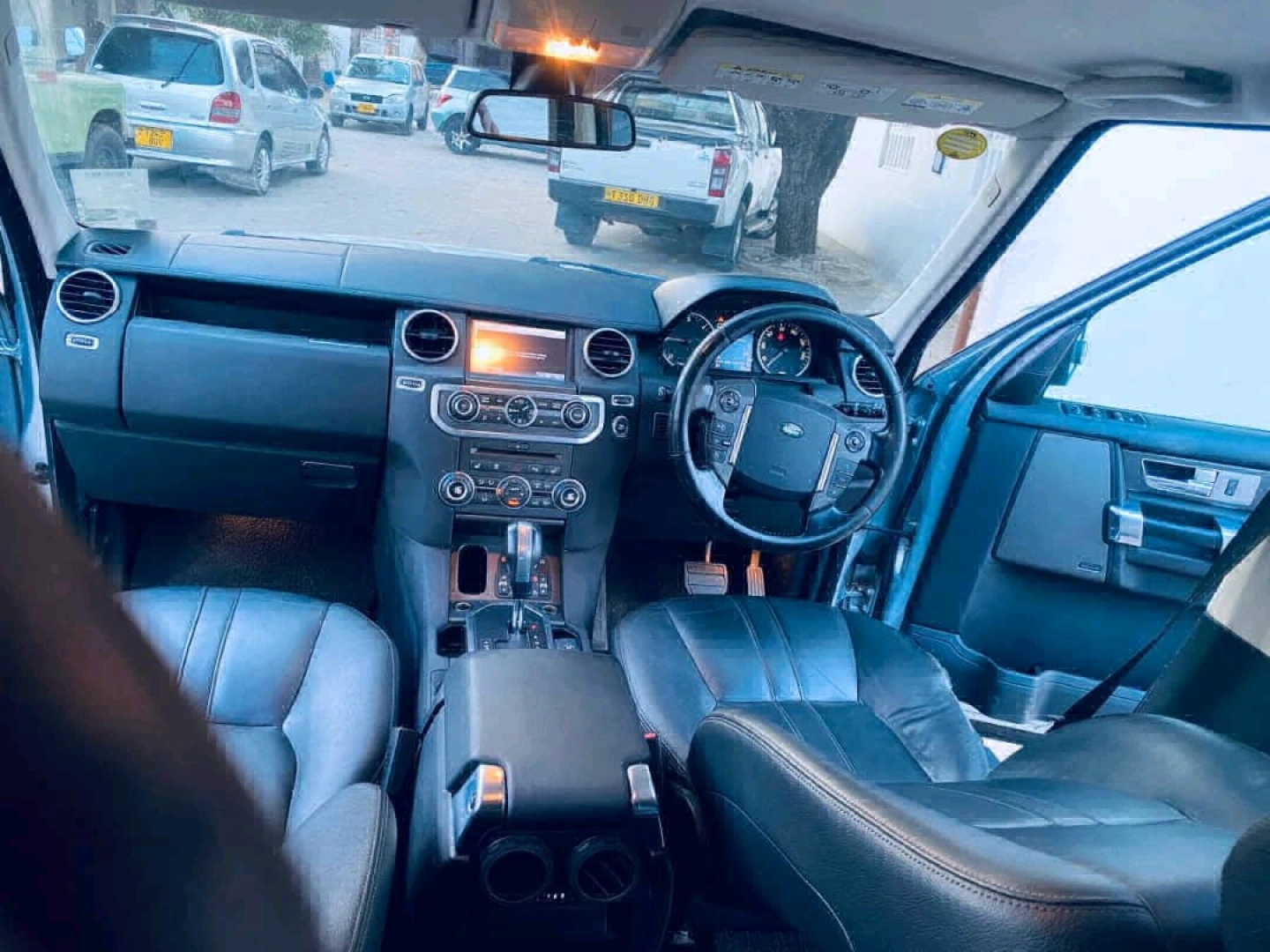 Land Rover Discovery 4 HSE SDV6 2011 (TZS 65M) thumbnail 8