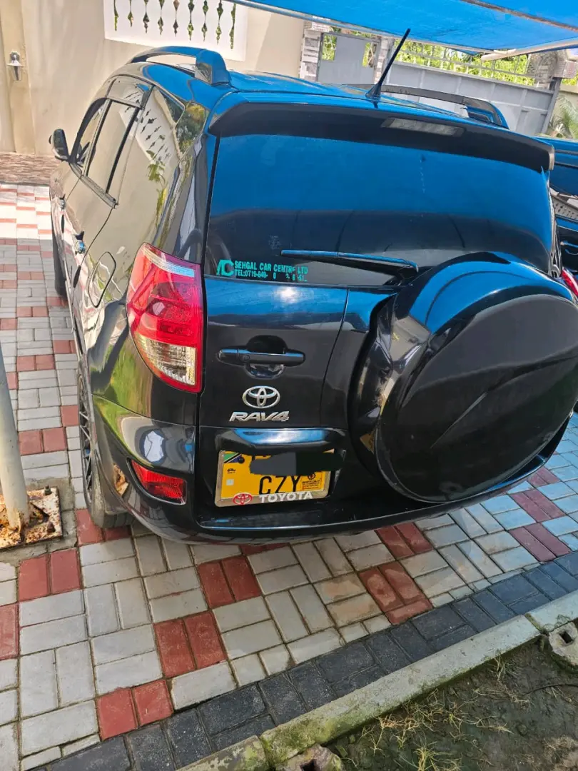 Toyota RAV4 Nyeusi, 2360cc, AC Inafanya Kazi