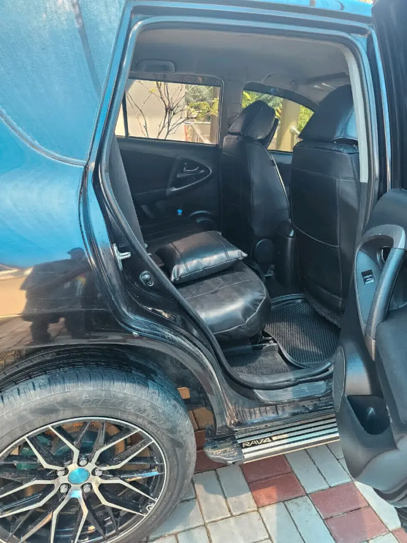 Toyota RAV4 Nyeusi, 2360cc, AC Inafanya Kazi thumbnail 3