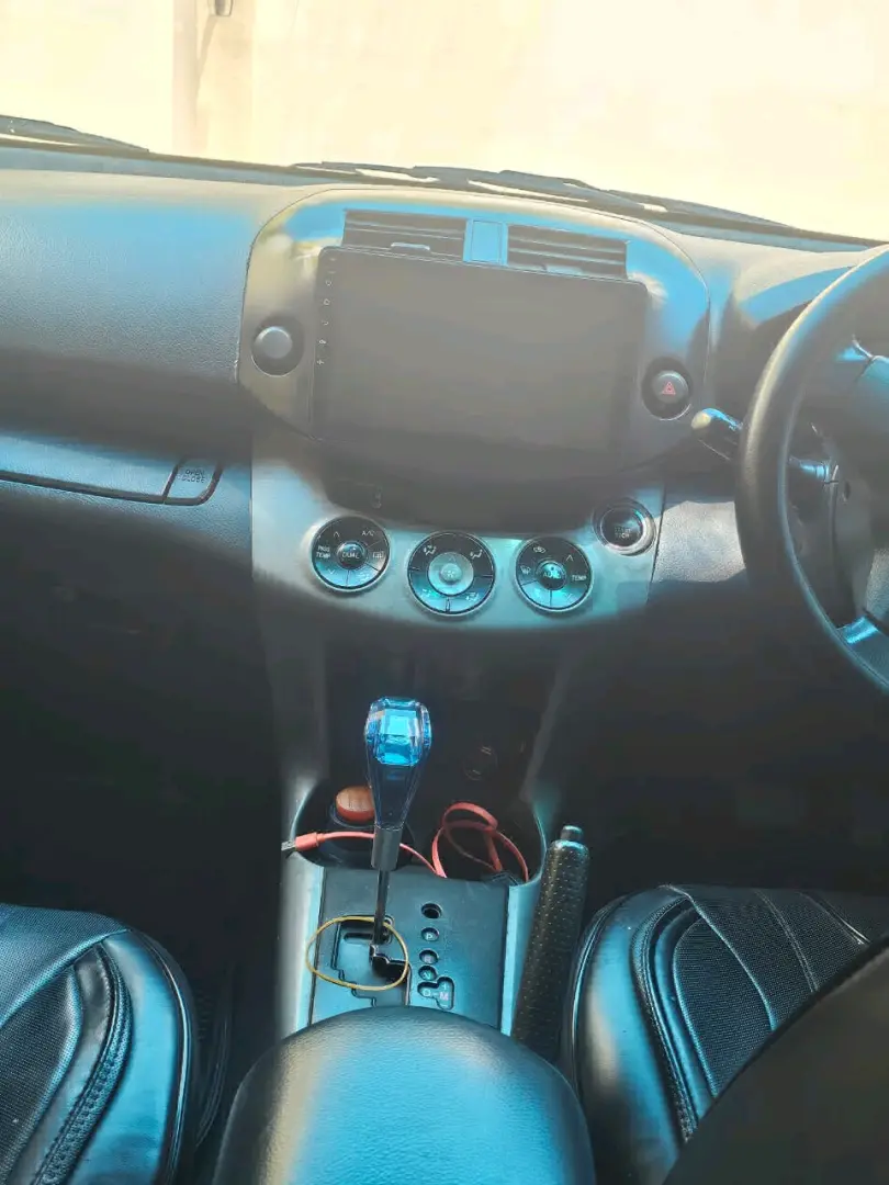 Toyota RAV4 Nyeusi, 2360cc, AC Inafanya Kazi thumbnail 4