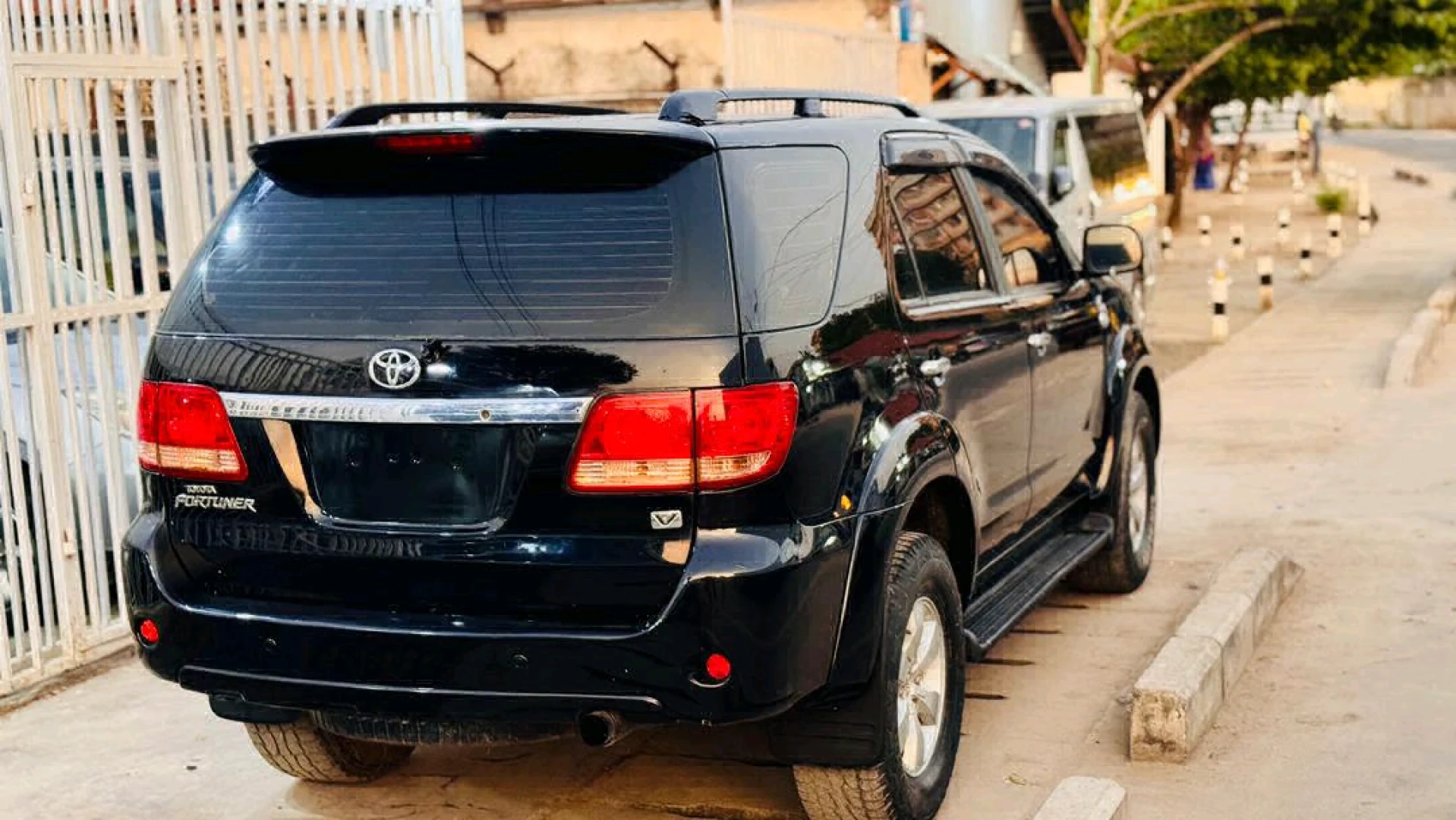 Black Toyota Fortuner 2005 SUV (Reg DC) thumbnail 2