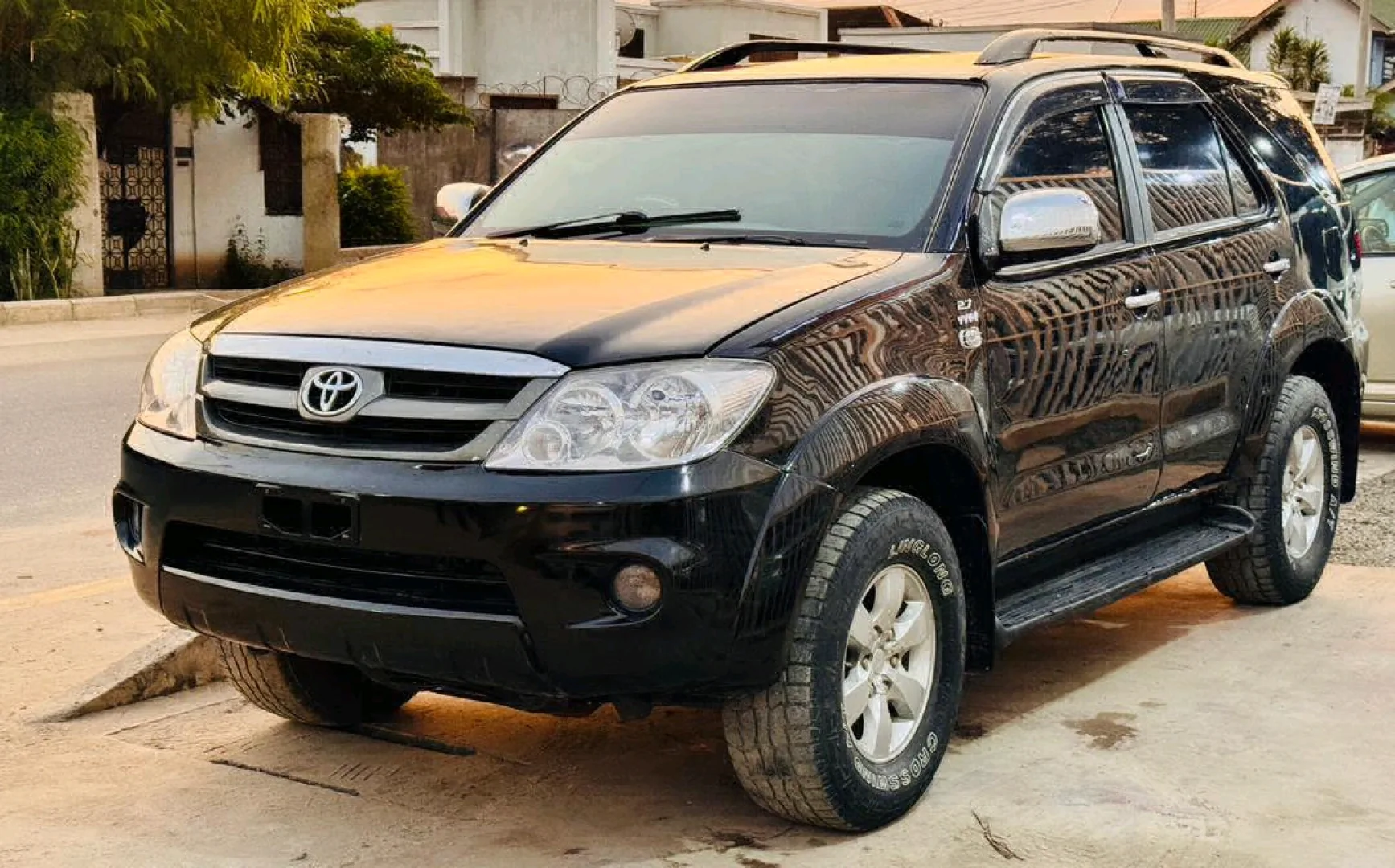Black Toyota Fortuner 2005 SUV (Reg DC) thumbnail 3