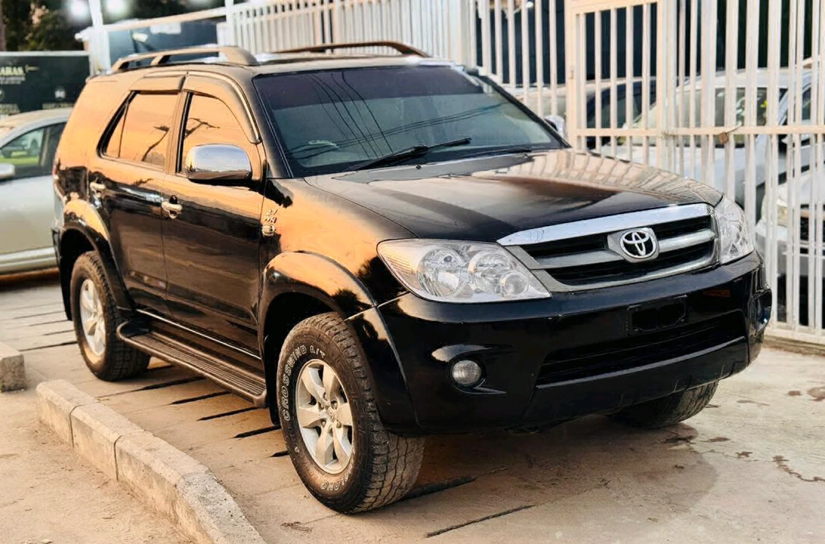 Black Toyota Fortuner 2005 SUV (Reg DC) thumbnail 4