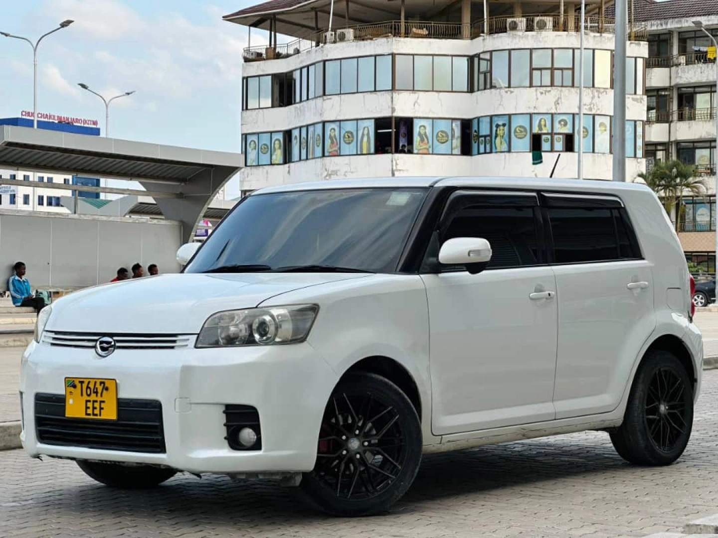Toyota Rumion 2009 (White) - 1490 CC thumbnail 3