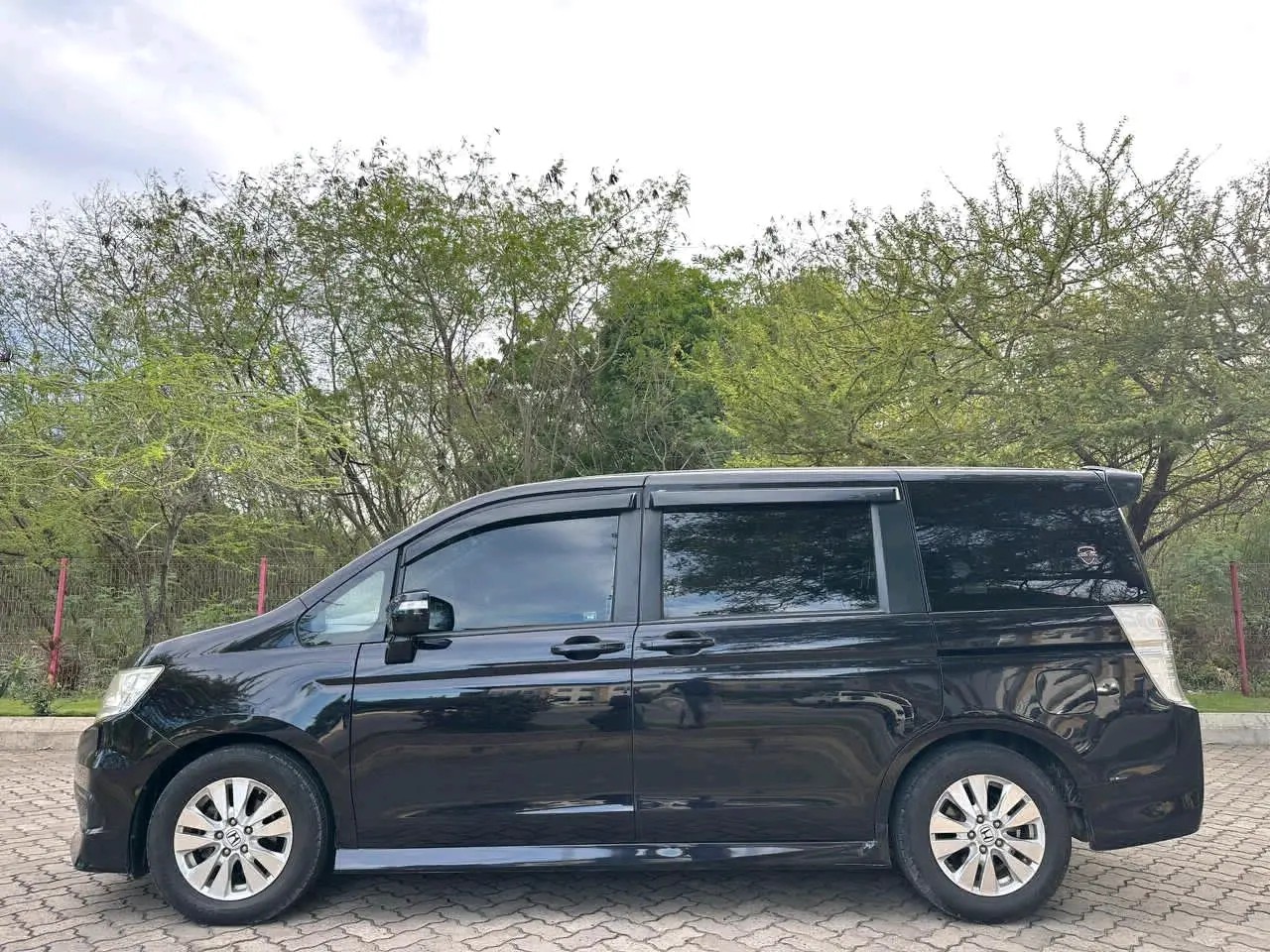2009 Black Honda Step Wagon 2.0L AC Exchange Allowed thumbnail 3