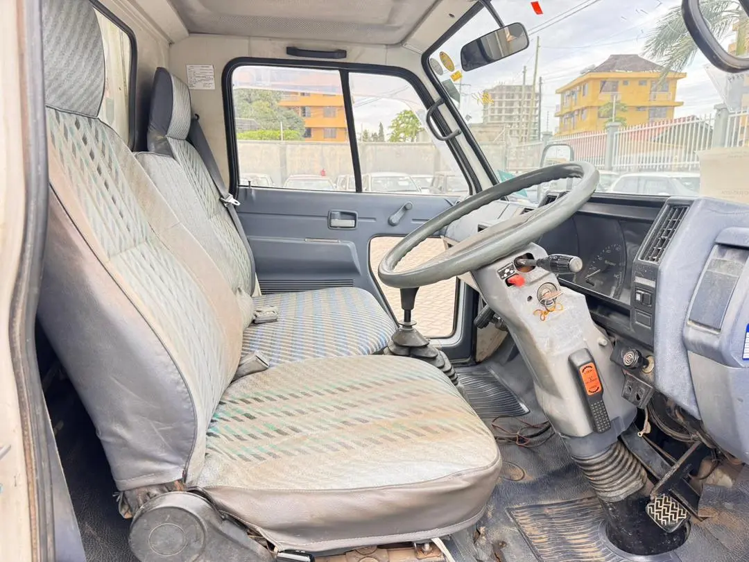 Isuzu Elf 250 Truck (1990) thumbnail 3