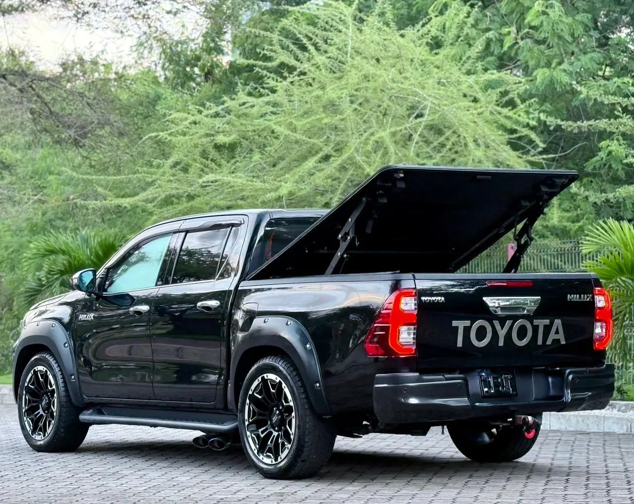 2020 Toyota Hilux Double Cabin thumbnail 3