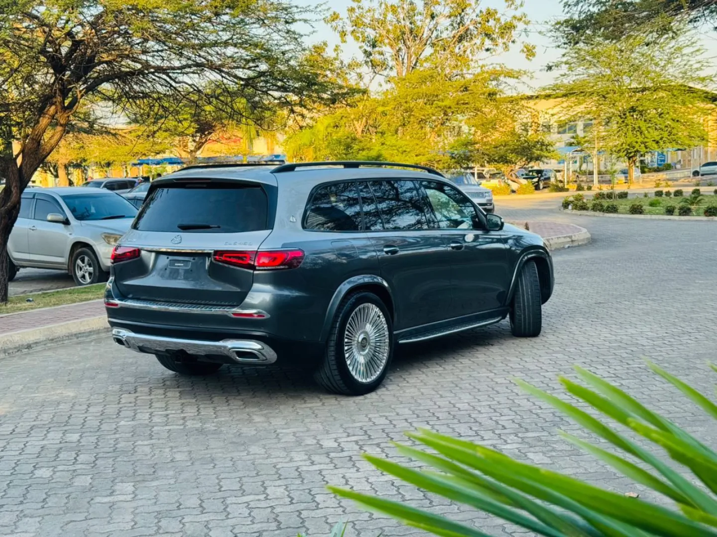 Mercedes-Benz Maybach GLS SUV 2022 thumbnail 3