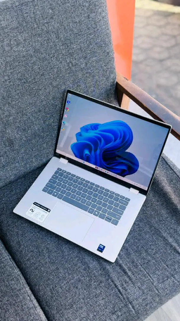 HP Omni 7 Flip AI Laptop thumbnail 2