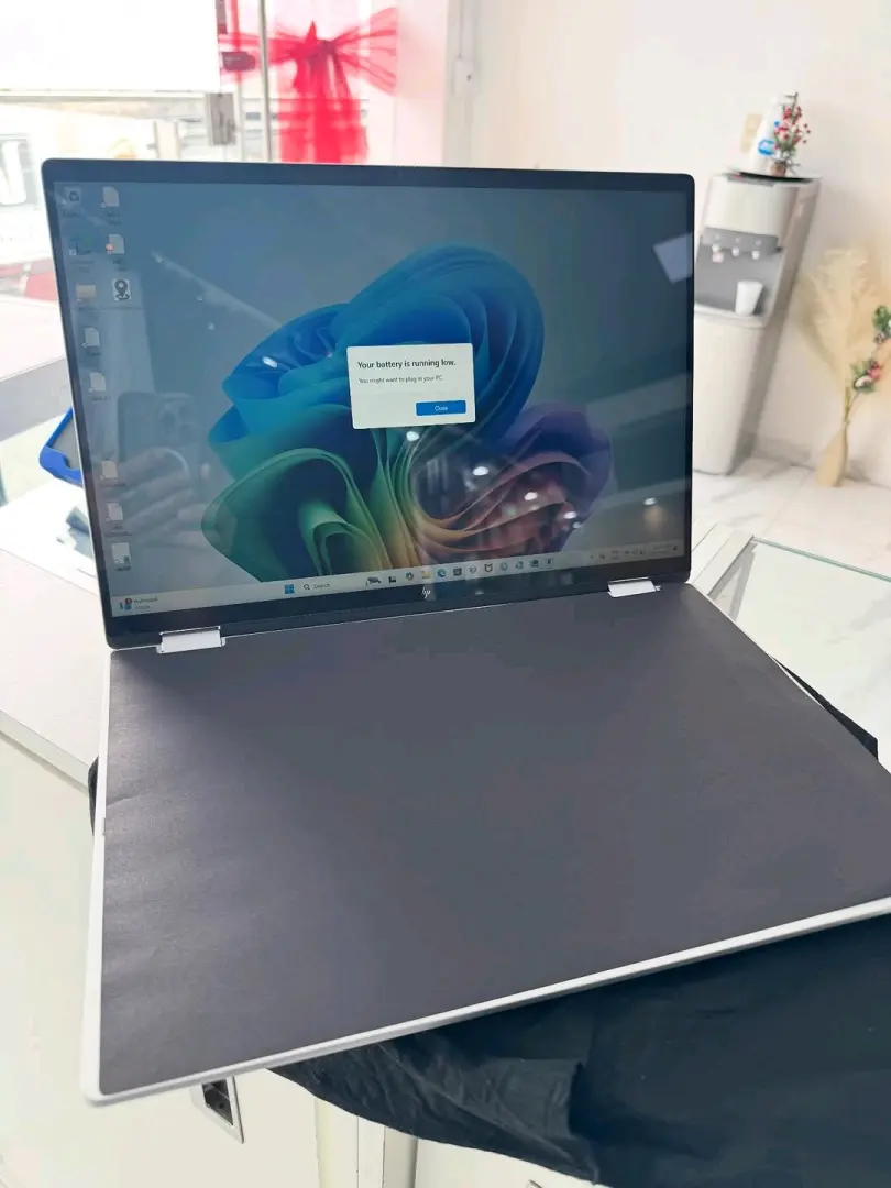 HP Omni 7 Flip AI Laptop thumbnail 3