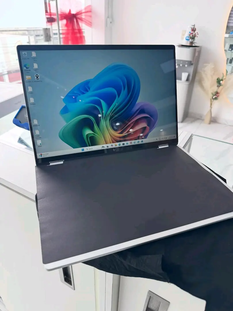 HP Omni 7 Flip AI Laptop thumbnail 4