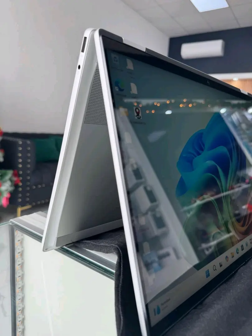 HP Omni 7 Flip AI Laptop thumbnail 5