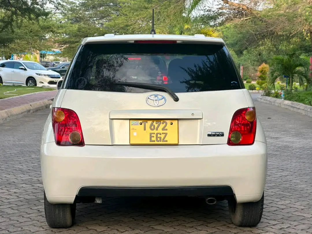Toyota Ist 2004 - White thumbnail 2