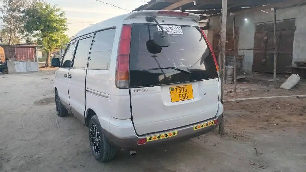 Toyota Noah SR50 EBG thumbnail 2