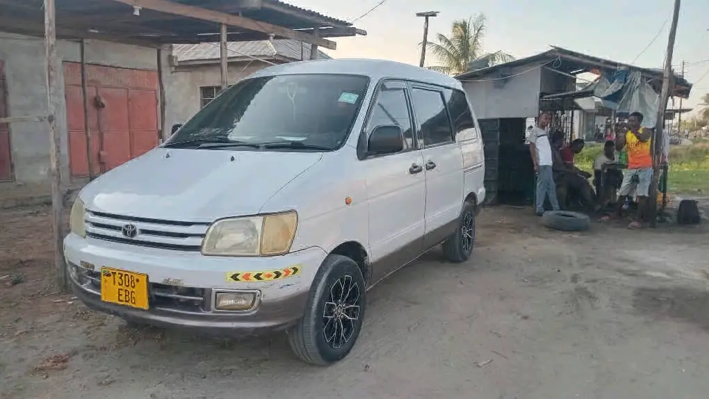Toyota Noah SR50 EBG thumbnail 3