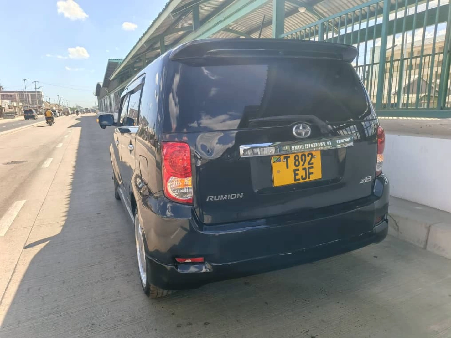 Toyota Rumion 2009/2010 Black Metallic