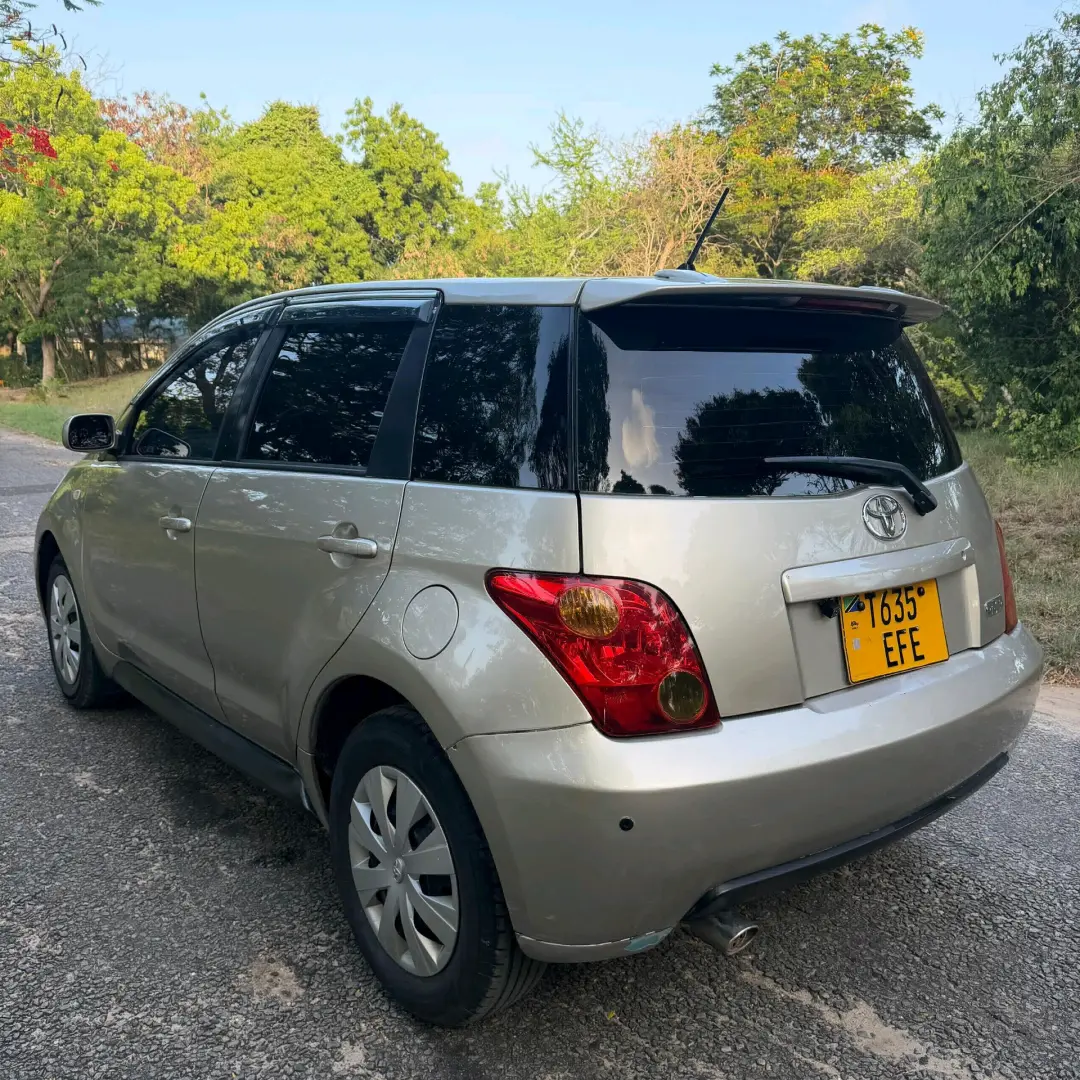 Toyota Ist 2004, 14.8M TZS thumbnail 4