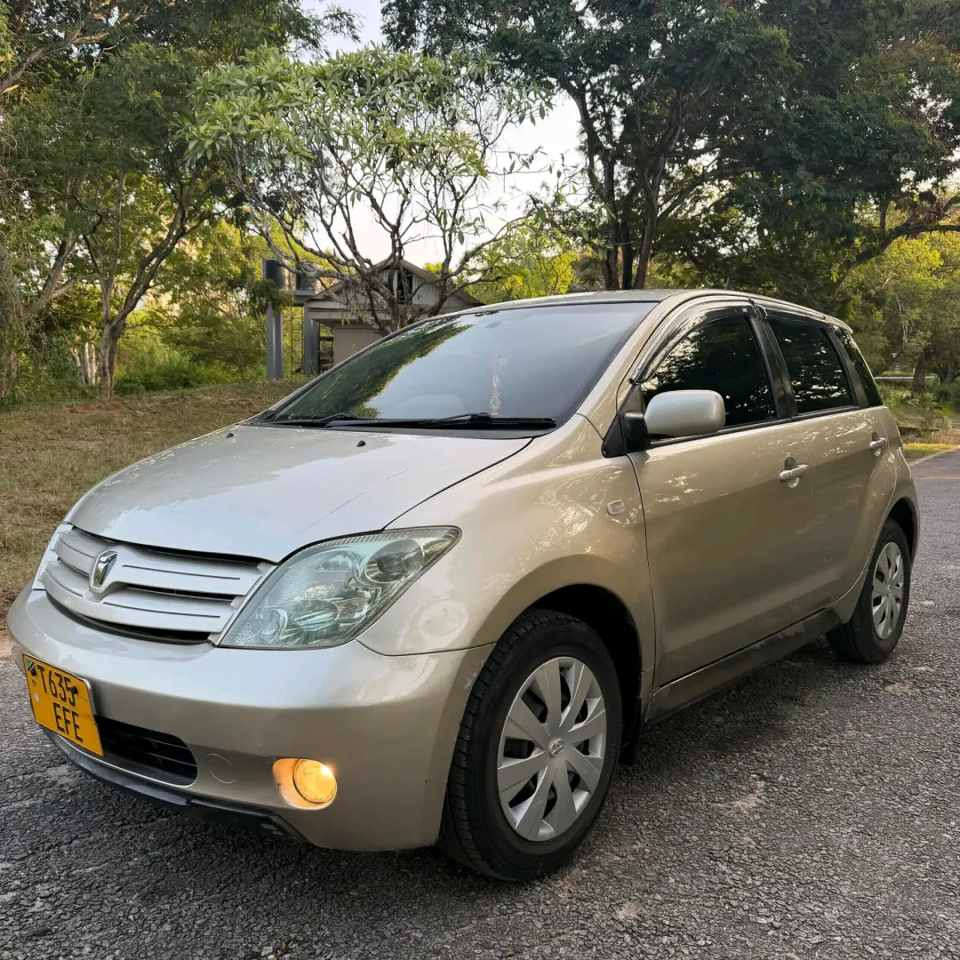 Toyota Ist 2004, 14.8M TZS thumbnail 8