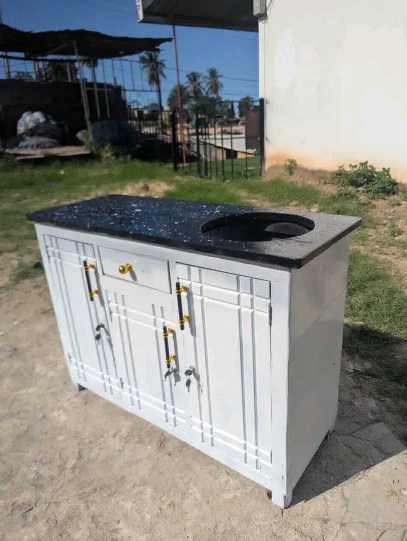 Kitanda, Fridge na Meza ya Gas thumbnail 5