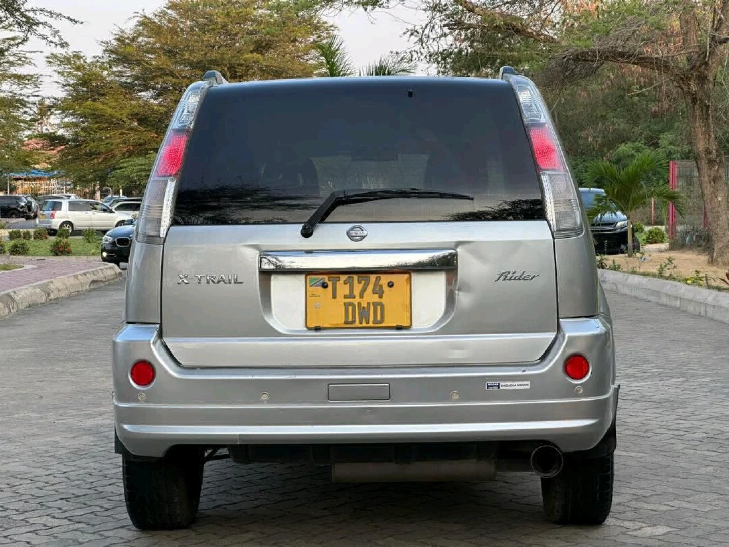 Nissan X-Trail SUV Silver thumbnail 2