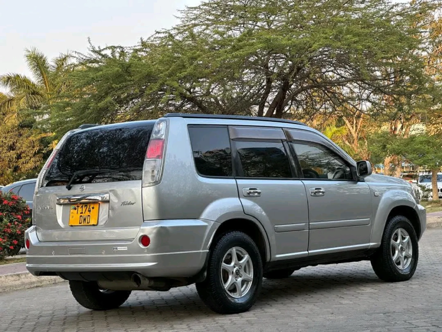 Nissan X-Trail SUV Silver thumbnail 3