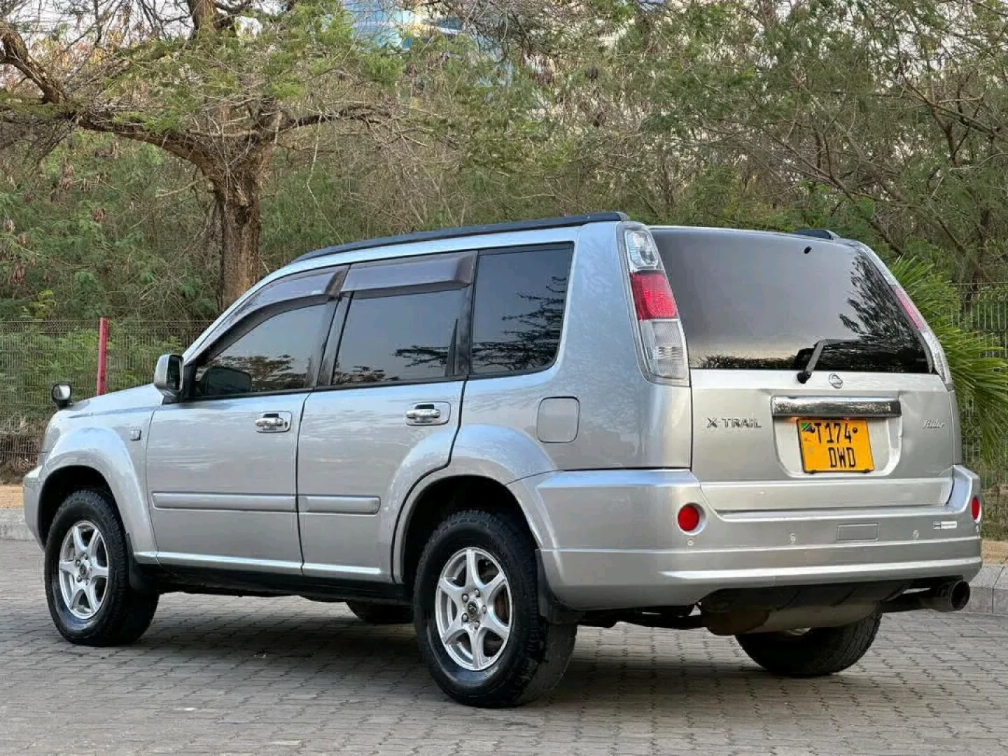 Nissan X-Trail SUV Silver thumbnail 4