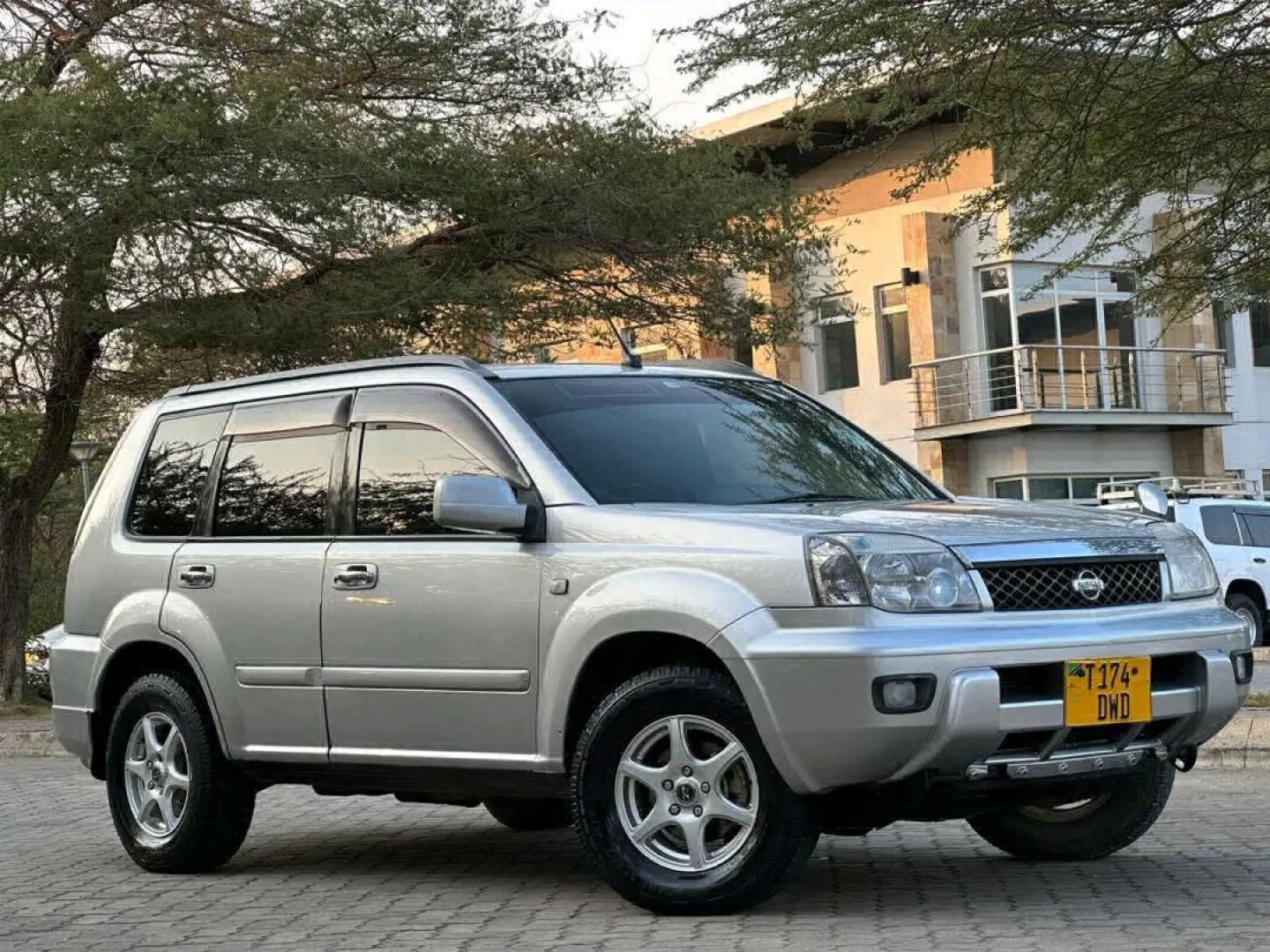 Nissan X-Trail SUV Silver thumbnail 5