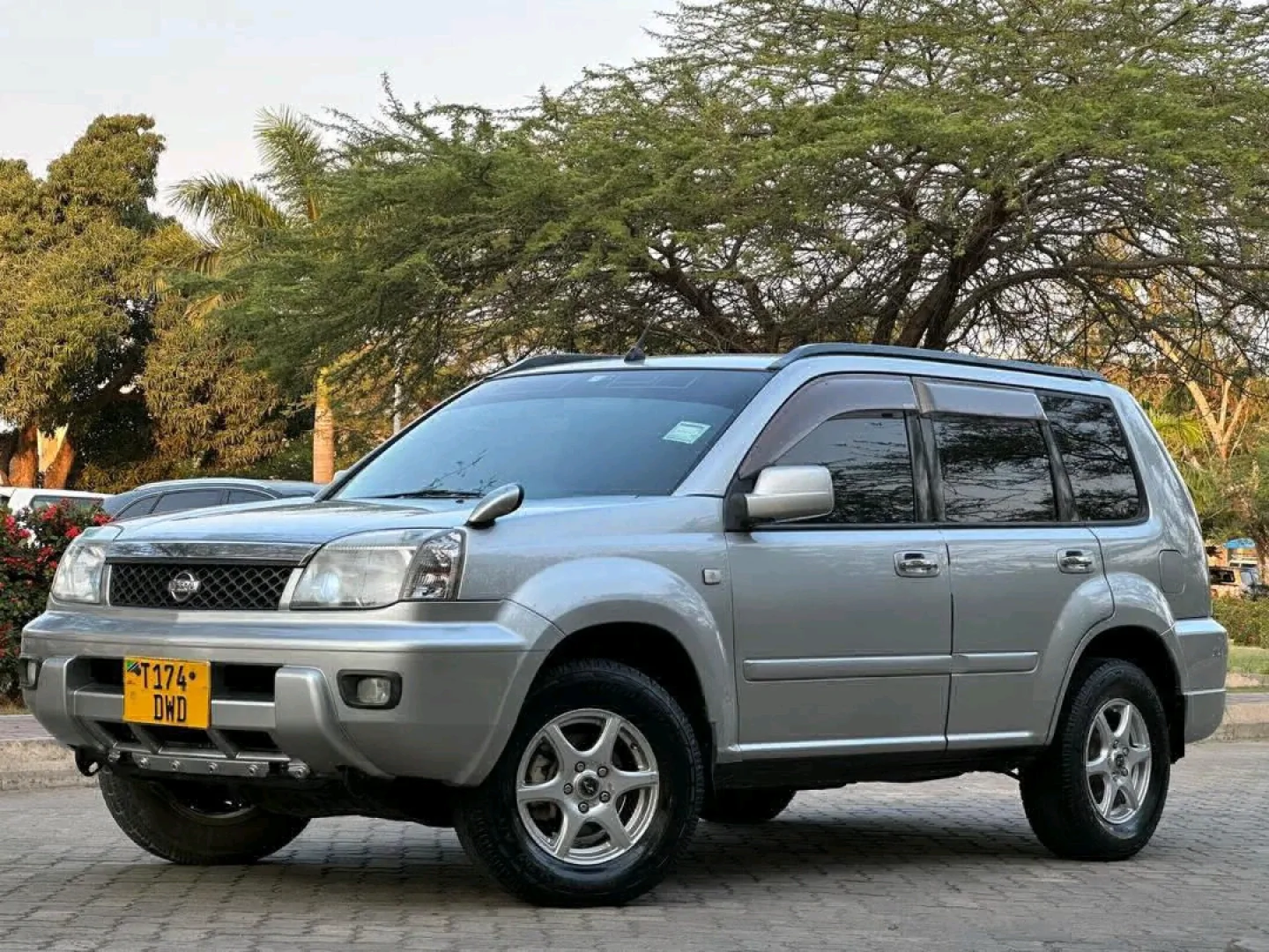 Nissan X-Trail SUV Silver thumbnail 6