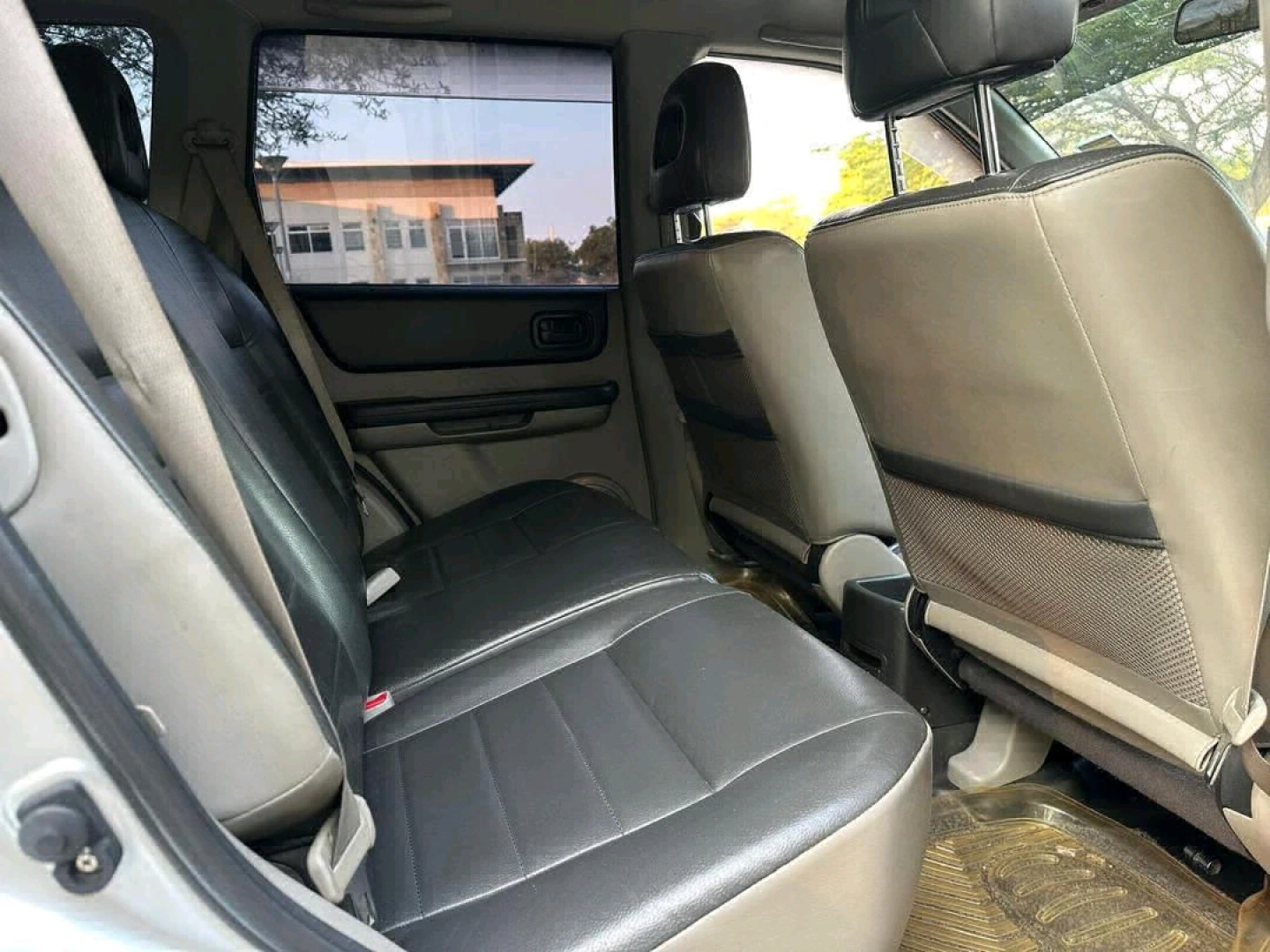 Nissan X-Trail SUV Silver thumbnail 8