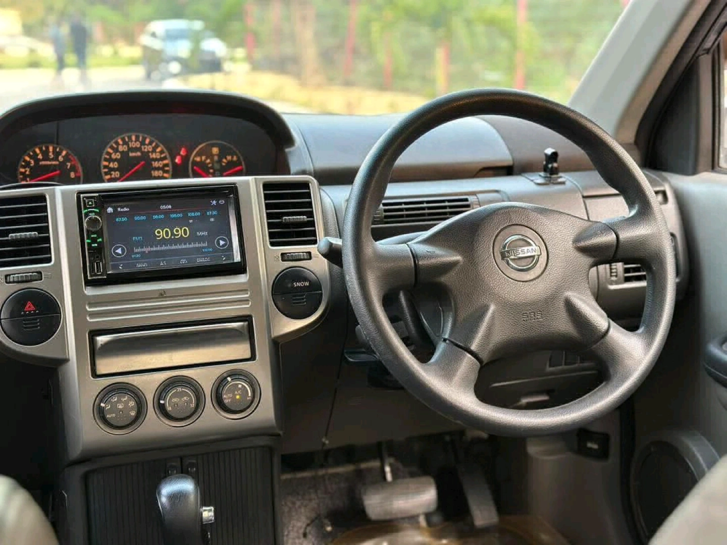 Nissan X-Trail SUV Silver thumbnail 9