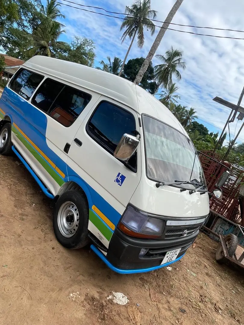 Toyota Hiace 3L Manual (15 Seats) thumbnail 5