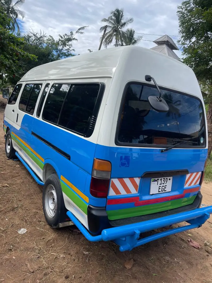Toyota Hiace 3L Manual (15 Seats) thumbnail 6