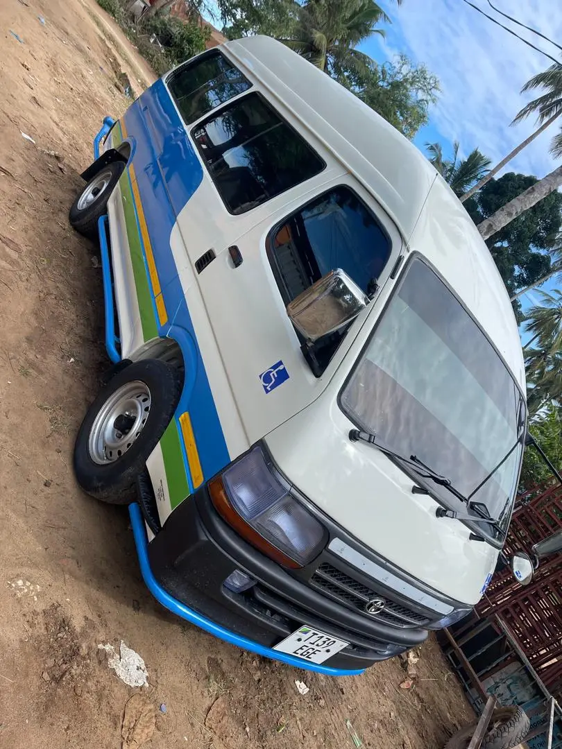 Toyota Hiace 3L Manual (15 Seats) thumbnail 8