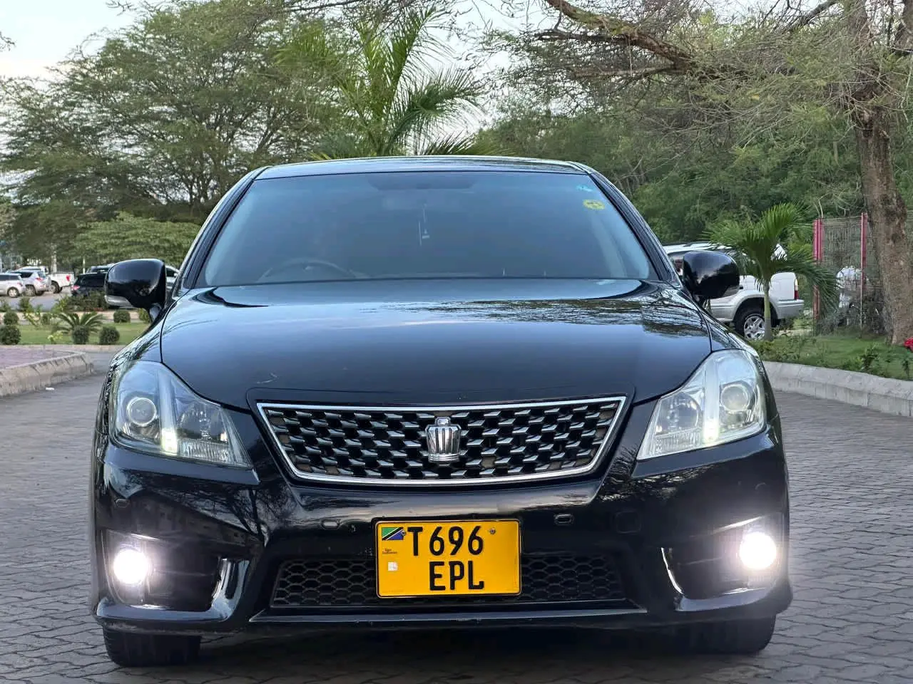 Toyota Crown 2010 Nyeusi Inauzwa