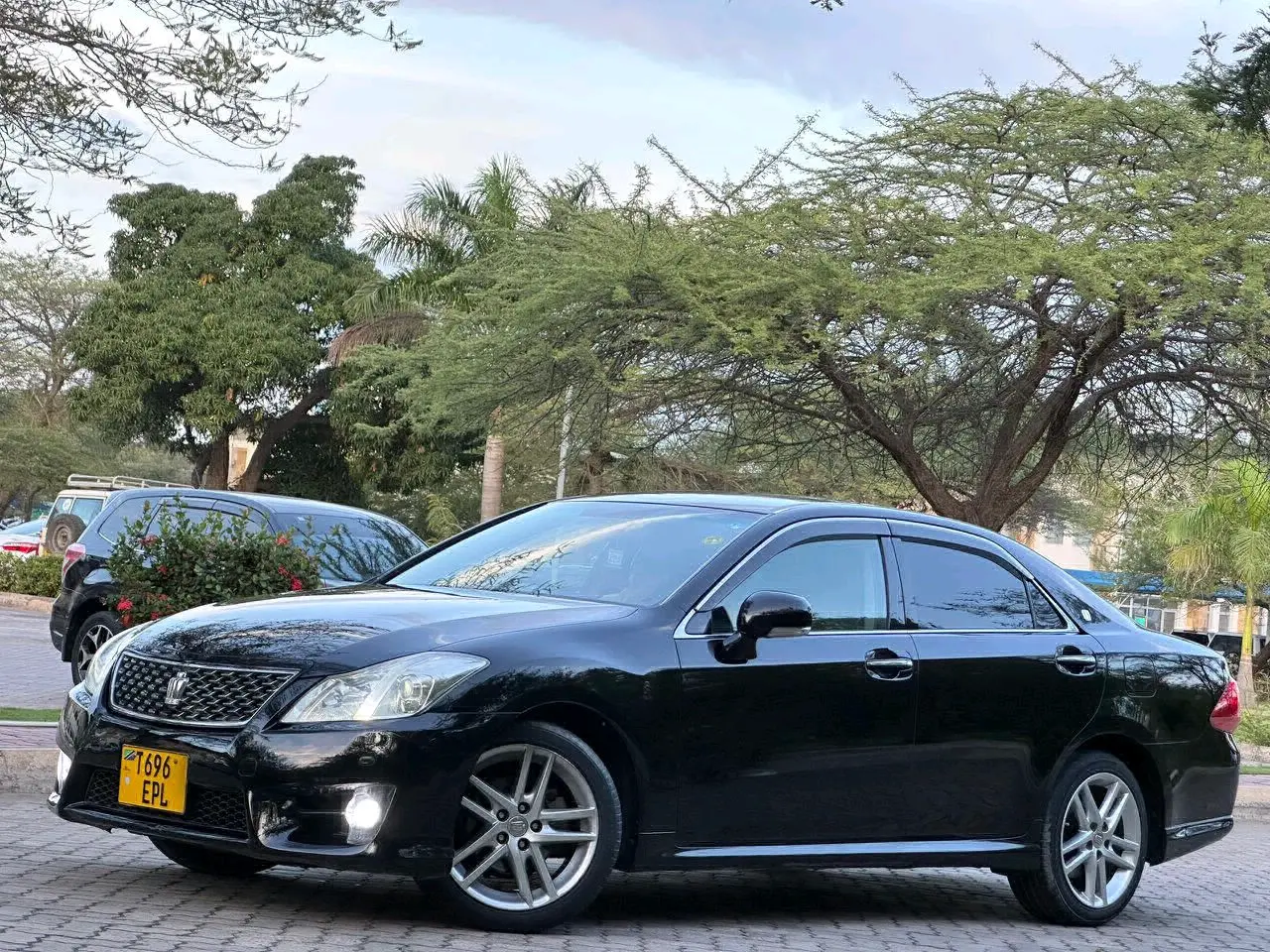 Toyota Crown 2010 Nyeusi Inauzwa thumbnail 6