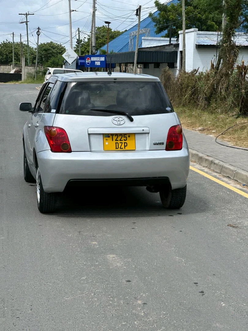Toyota Ist 2004 Model thumbnail 3