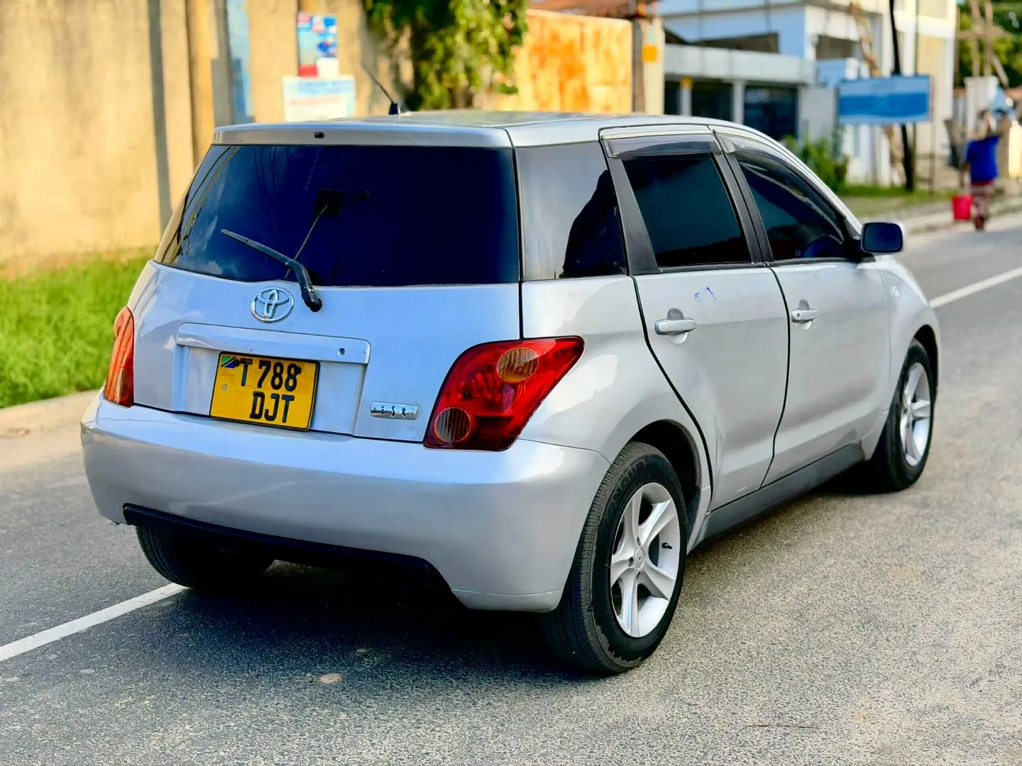 Toyota Ist Silver (DJT) thumbnail 4