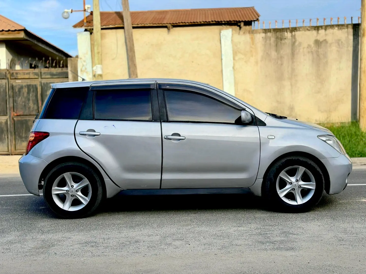 Toyota Ist Silver (DJT) thumbnail 6