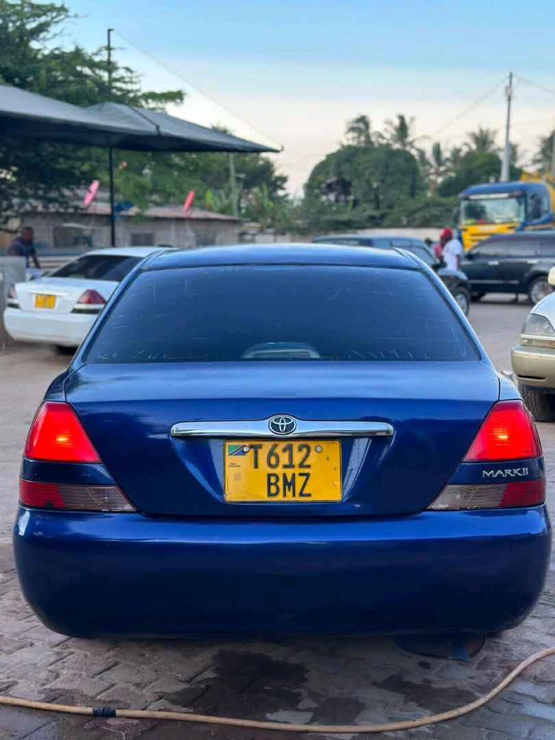 Used Blue Toyota GX110 Sedan (2000) thumbnail 2